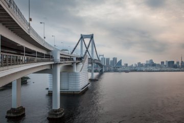 <p>En regardant en arri&egrave;re le long du pont depuis Odaiba</p>
