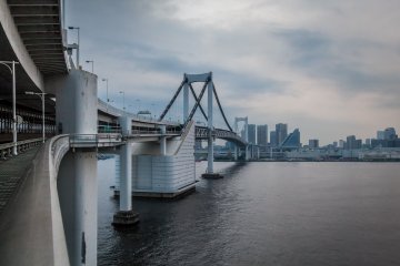 <p>En regardant en arri&egrave;re le long du pont depuis Odaiba</p>
