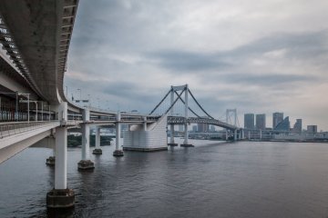 <p>En regardant en arri&egrave;re le long du pont depuis Odaiba</p>
