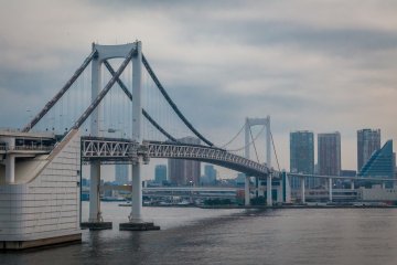 <p>En regardant en arri&egrave;re le long du pont depuis Odaiba</p>
