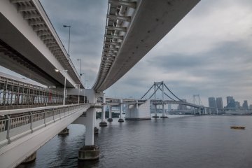 <p>En regardant en arri&egrave;re le long du pont depuis Odaiba, avec les ponts sup&eacute;rieurs et inf&eacute;rieurs</p>
