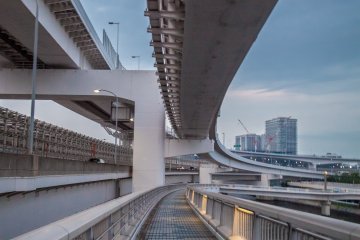 <p>Le pont inf&eacute;rieur et sup&eacute;rieur d'Odaiba</p>
