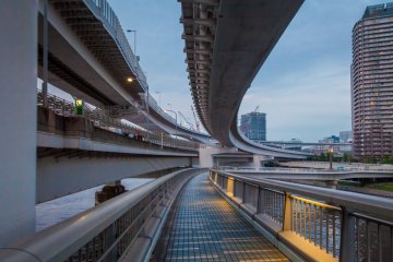 <p>Le pont inf&eacute;rieur et sup&eacute;rieur d'Odaiba</p>
