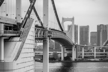 <p>En regardant en arri&egrave;re le long du pont depuis Odaiba</p>
