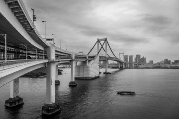<p>En regardant en arri&egrave;re le long du pont depuis Odaiba</p>
