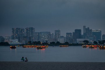 <p>La plage d'Odaiba avec les bateaux Yakatabune et la ligne d'horizon</p>
