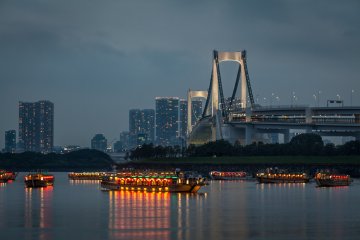 <p>Les bateaux de plaisance Yakatabune devant le Rainbow Bridge</p>
