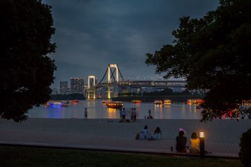 <p>Plage d'Odaiba, avec les bateaux devant le Rainbow Bridge</p>
