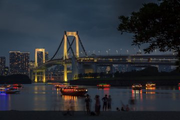 <p>Vue depuis Odaiba apr&egrave;s le coucher du soleil, avec les bateaux de plaisance Yakatabune devant le pont Rainbow Bridge</p>

