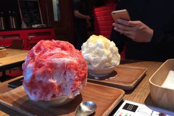 <p>Stroberi Susu dan Punch &nbsp;Kakigori.</p>
