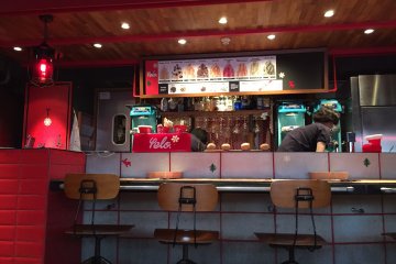 <p>Konter di Cafe &amp; Bar Yelo.</p>
