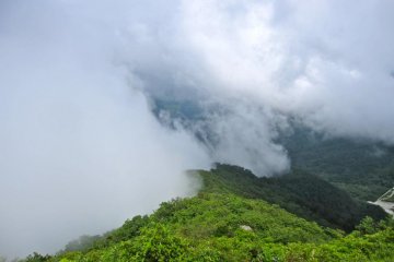 Melihat ke bawah punggung bukit dekat tanda 1500m