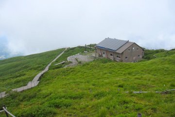 Melihat ke bawah dari puncak. Penginapan puncak menawarkan toilet, tempat berteduh, dan tempat untuk tidur