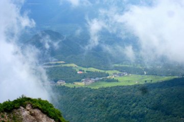 Salah satu dari banyak lapangan ski Daisen muncul dari awan