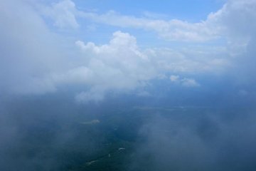 Tidak, ini tidak diambil dari pesawat, ini menghadap ke barat daya dari puncak Daisen