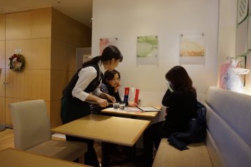 <p>People ordering their dessert</p>
