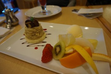 <p>Delicious Montblanc dish with fruit</p>
