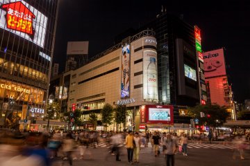 <p>People crossing in all directions</p>
