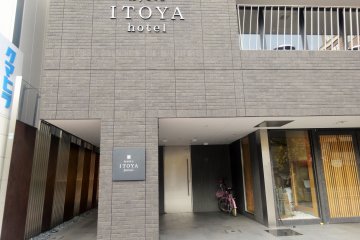 <p>The hotel is located just steps from a major bus line</p>
