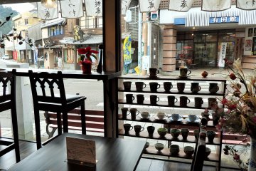 <p>Eat at regular tables or tall chairs that sit along the windows.</p>
