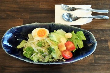 <p>The curry is served with a tasty salad.</p>
