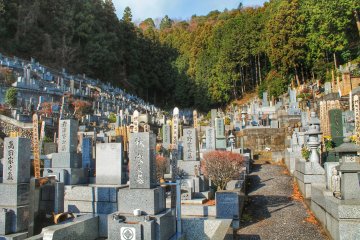On trouve, au temple Baigan, un immense cimetière qui gravit la colline
