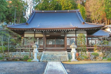 Jogan Temple is located between Ome Station and Higashi-Ome Station
