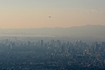 <p>The summit of Mt. Ikoma is level with planes approaching or departing from Itami Airport</p>
