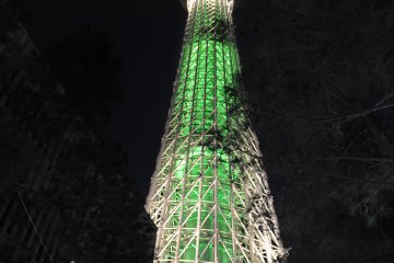 <p>Holiday colors at the Tokyo Skytree&nbsp;</p>

