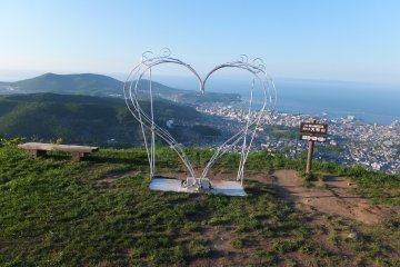 <p>Take a picture with your love atop Mt. Tengu</p>
