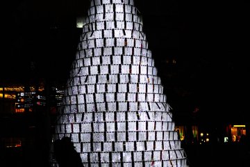 <p>Lampu pohon natal di Roko-roku Plaza</p>
