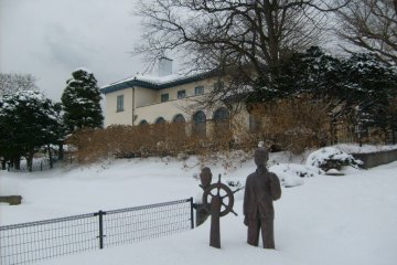 Statues unbothered by the snow
