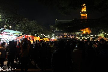 <p>Rassemblement au temple Zojoji pour le passage &agrave; la Nouvelle Ann&eacute;e.</p>
