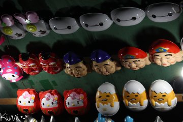 <p>Des masques</p>
