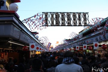 <p>Premi&egrave;re pri&egrave;re au temple Sensoji, Asakusa.</p>
