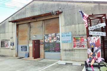 <p>Ada banyak parkir di depan gedung.</p>

