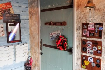 <p>Setelah masuk, pergi melalui pintu ini untuk masuk kafe.</p>
