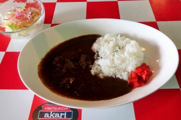 <p>Daging kari dengan sedikit salad</p>
