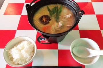 <p>Sebuah makan siang khusus selama kunjungan saya - sup miso kental diisi dengan daging babi dan sayuran lezat</p>
