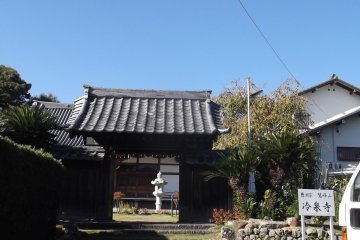 <p>Menuju ke pintu gerbang</p>
