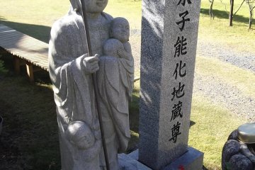 <p>Sebuah patung yang terdapat di pintu gerbang</p>
