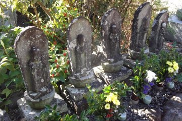 <p>Beberapa patung Buddha yang sudah lapuk termakan usia</p>
