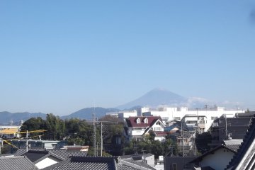 <p>Pemandangan gunung Fuji dari tempat kuburan</p>
