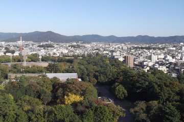 <p>Pemandangan ke seberang taman yang berdekatan dengan observatorium dan museum seni.</p>
