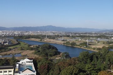 <p>Memandang ke seluruh wilayah pedesaan dan sungai.</p>
