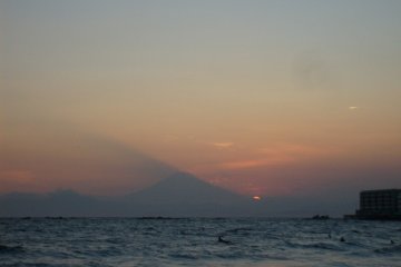 <p>A summer sunset on Isshiki beach in Hayama</p>
