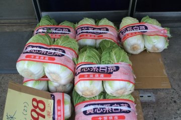 <p>Kubis yang dijajakan di pasar setempat.</p>
