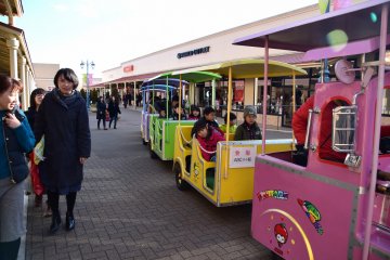 <p>A colorful train runs through the outlet mall. Kids are in seventh heaven!</p>
