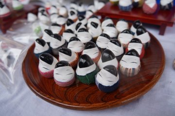 <p>A variant of the traditional okiagarikoboshi, decorated with Aizu "momen," a woven cloth from the area.</p>
