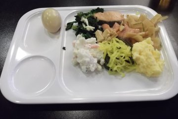 <p>My first attack at the breakfast buffet</p>
